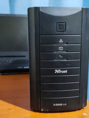 Trust Oxxtron 1000VA 560W τροφοδοτικό σαν καινούργιο, τεράστια μπαταρία