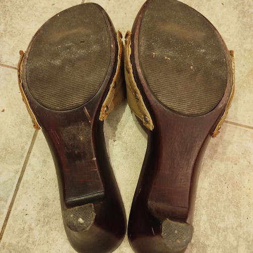 Mule shoes used with wooden heel and leather flower decoration