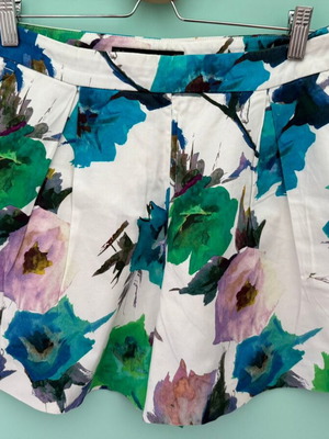 Zara floral σορτς σε Α γραμμή μεταχειρισμένο, μέγεθος M, άσπρο πολύχρωμο