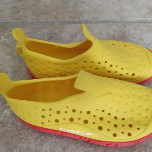 Speedo kids water shoes size 23 like new