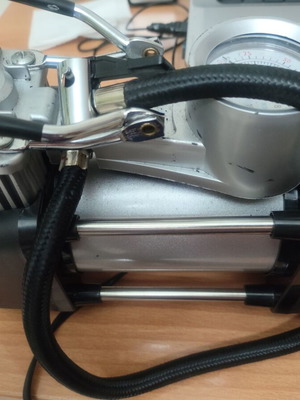 Αεροσυμπιεστής 12V με διπλό έμβολο