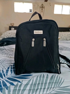 Σακίδιο πλάτης New Bags σαν καινούργιο, μαύρο με μεταλλικό λογότυπο