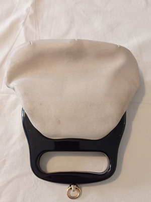 Τσάντα χειρός μικρή μεταχειρισμένη μπεζ με μαύρο χερούλι