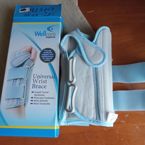 Universal wrist brace like new, one size