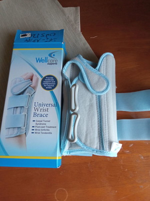 Universal wrist brace like new, one size