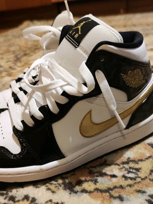 Nike Jordan 1 Mid sneakers like new, size 40, black and white