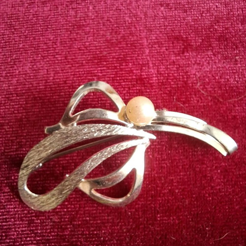 Silver flower brooch with faux pearl used