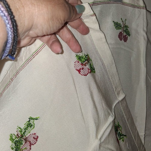 Square embroidered table linen 70×70 with cherries, like new