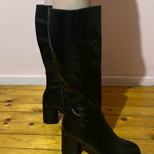 Black boots size 38 with thick stable heel, like new