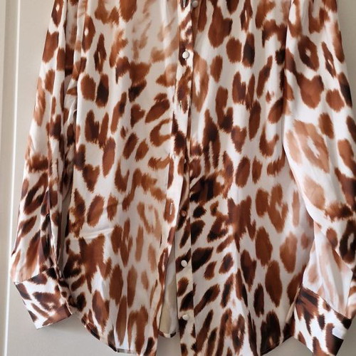 Satin animal print shirt new, size Medium brown/white