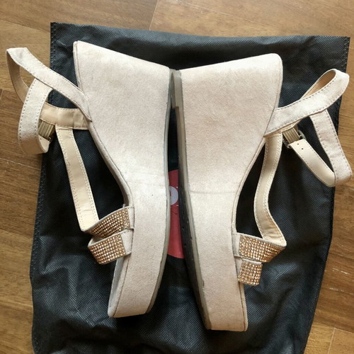 Exe platform sandals nude pink suede with rhinestones size 39 like new