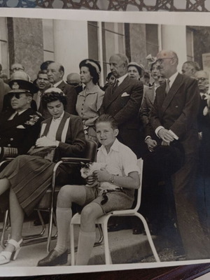Vintage φωτογραφία 1950s με Βασιλιά Παύλο, Φρειδερίκη, Κωνσταντίνο και γάτα