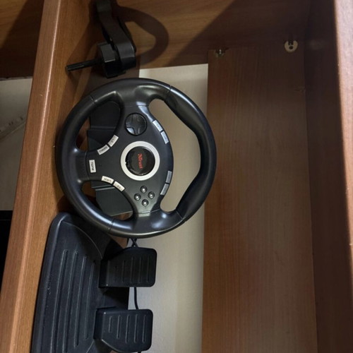 Trust GXT 27 racing wheel used with vibration and pedals for PC/PS3