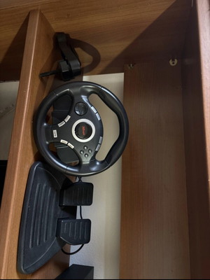 Trust GXT 27 racing wheel used with vibration and pedals for PC/PS3
