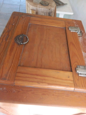 Wooden ice cooler like new