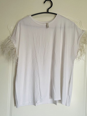 Lumina white t-shirt with feathers like new, size L