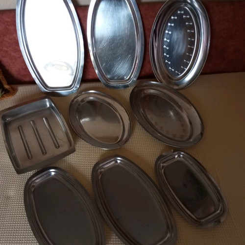 Stainless steel trays used, pack of 8 with baking pan
