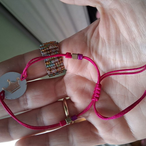 Bracelet with thread and decorative plexiglass used, pink and gold