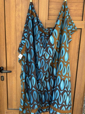 Large scarf LBMDJ like new, 100% cotton, blue