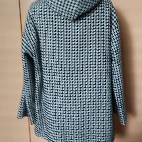 Women's outerwear like new, warm black and white jacket