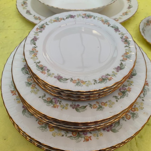 Royal Kent 32-Piece Dinner and Tea Set like new