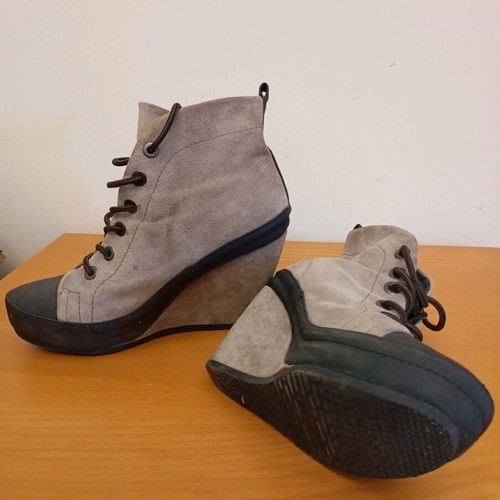 Cleo Gatzeli women's beige suede ankle boots like new