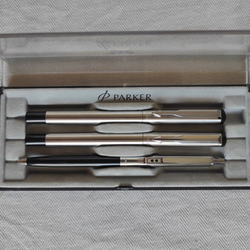 Parker pen and 2 pens set like new