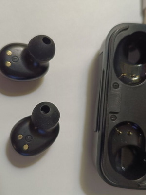 Bluetooth wireless earbuds new, right ear set