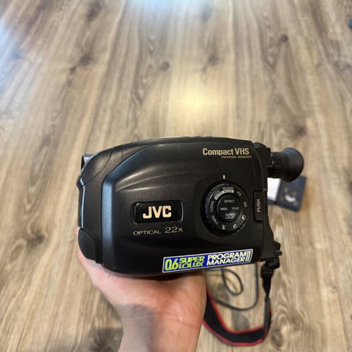 JVC GR AX-280 VHS camcorder with battery and 3 cassettes