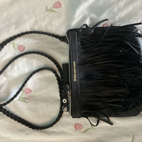 H&M black shoulder bag with fringe and "Follow your heart"