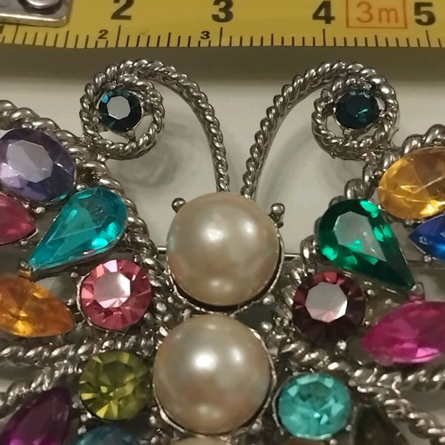 Butterfly pin 6cm like new