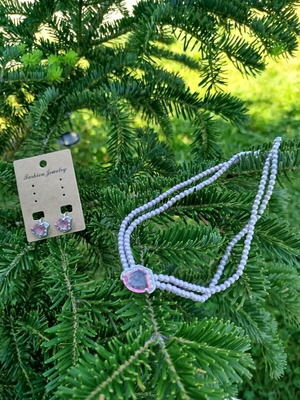 Vintage necklace and earrings set like new, pink