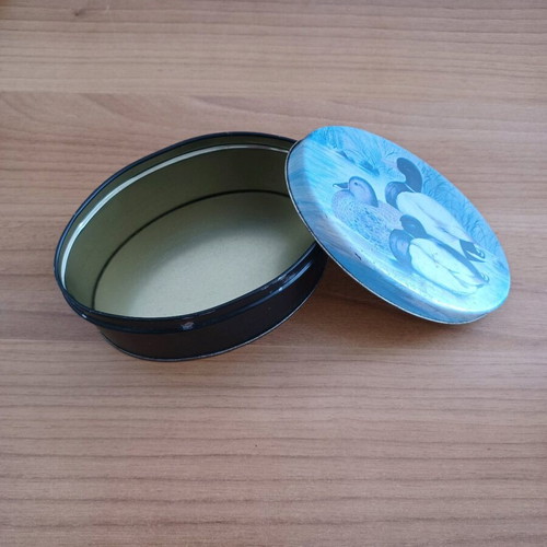 Metal oval vintage box with duck design used
