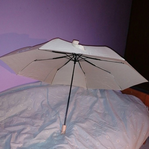 Beige umbrella like new with wooden handle and case