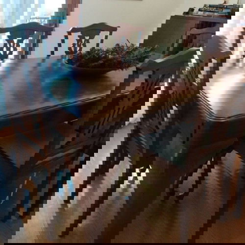 Τραπεζαρία μασίφ καρυδιάς σαν καινούργια με 6 καρέκλες