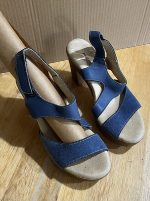 Fratelli Petridi blue leather sandals size 37, used, with heel