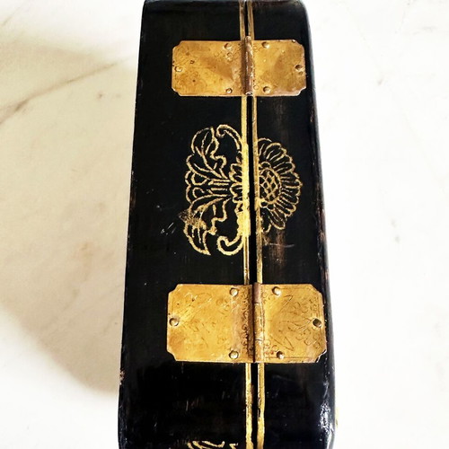 Vintage Chinese jewelry box used with mother of pearl and hand-painted details