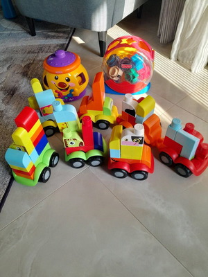 Παιχνίδια βρεφικά μεταχειρισμένα, σετ με Fisher Price και τουβλάκια