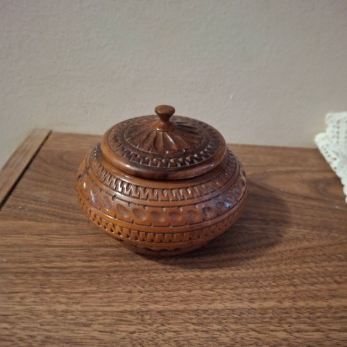 Woodcarving decorative vintage 80s like new with lid