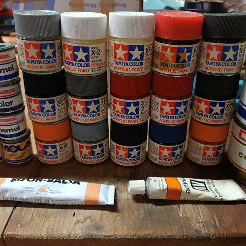 Tamiya and Humbrol model paints like new, 32 pieces