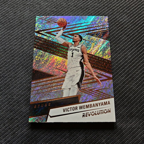 Base card Victor Wembanyama Revolution NBA 24/25 new