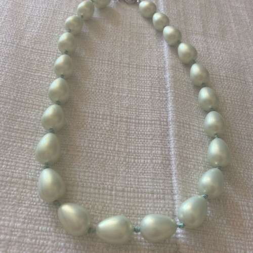 Necklace with mint-colored beads like new