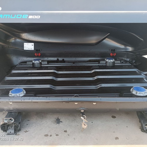 Universal Bermude 200 Roof Box like new with or without bars