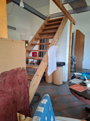 Wooden staircase with 13 steps, 4m length