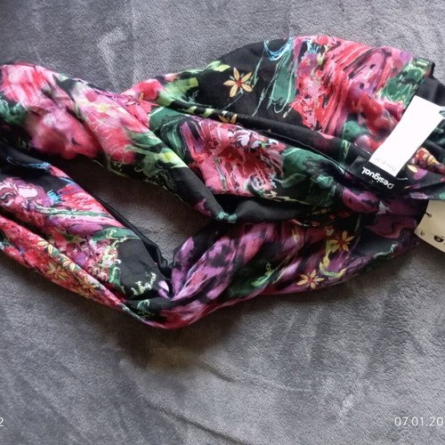 Desigual scarf new with tags 90/180 cm