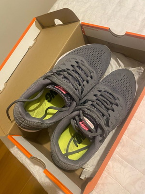 Nike αθλητικά παπούτσια για τρέξιμο σαν καινούργια, γκρι με ροζ σήμα, νούμερο 40