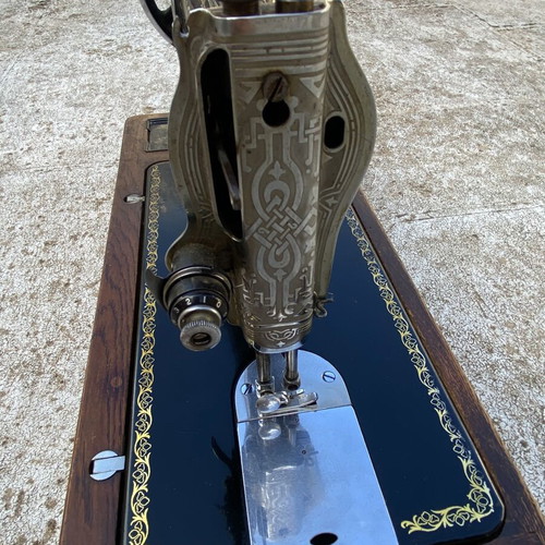 Singer Hand-Crank Sewing Machine 15D 1928 used with wood case