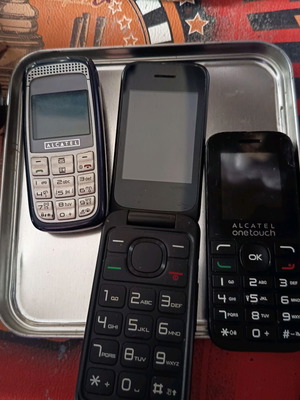 Alcatel πακέτο 3 κινητών τηλεφώνων με πληκτρολόγιο, δύο candybar και ένα flip