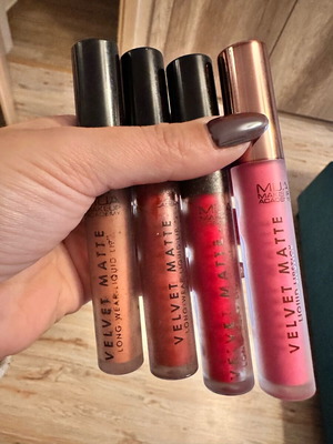 Velvet Matte Lipsticks from MUA like new, set of 4 liquid