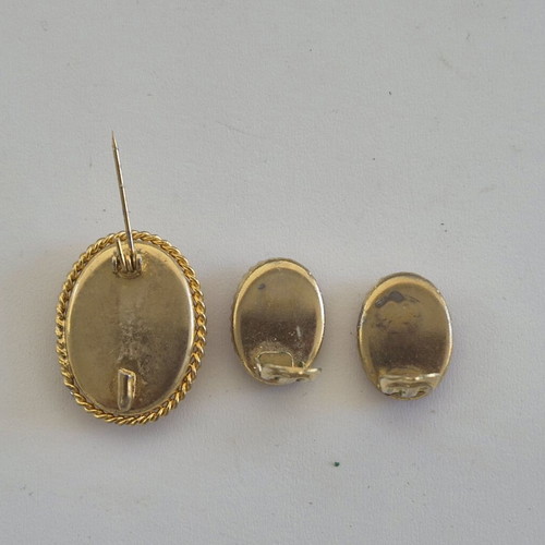 Vintage Cameo Pin and Clip Earrings Set like new